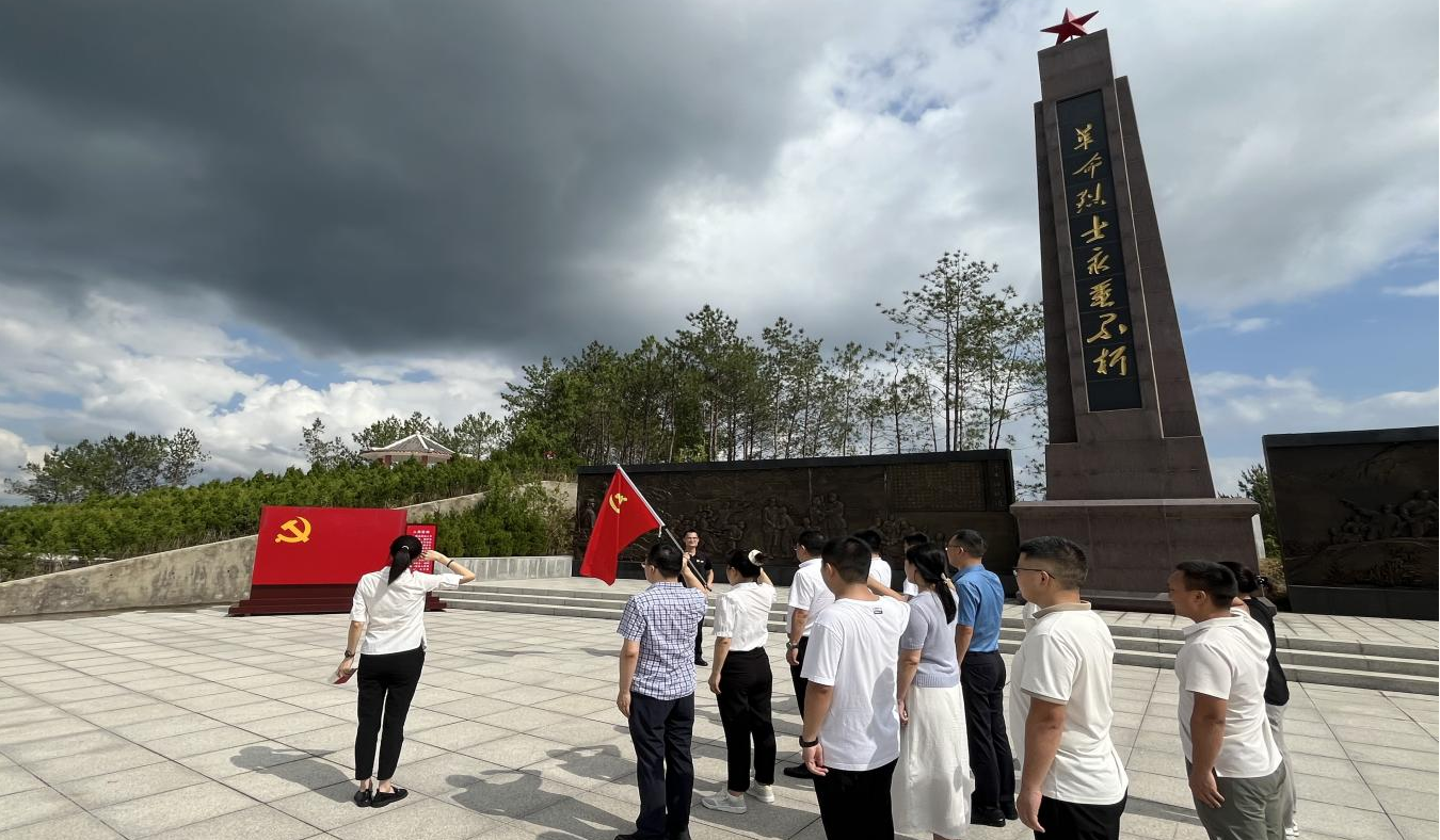 市產(chǎn)業(yè)集團(tuán)機(jī)關(guān)黨支部開(kāi)展“緬懷革命先烈，傳承紅色基因”慶“七一”主題黨日活動(dòng)